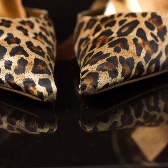 BAKERS LEOPARD HEELS. - Picture 6 of 6